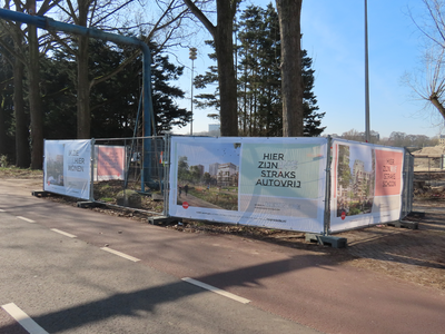 912513 Afbeelding van enkele spandoeken betreffende de bouw van 'Merwede' geplaatst langs Kanaalweg te Utrecht. N.B. De ...